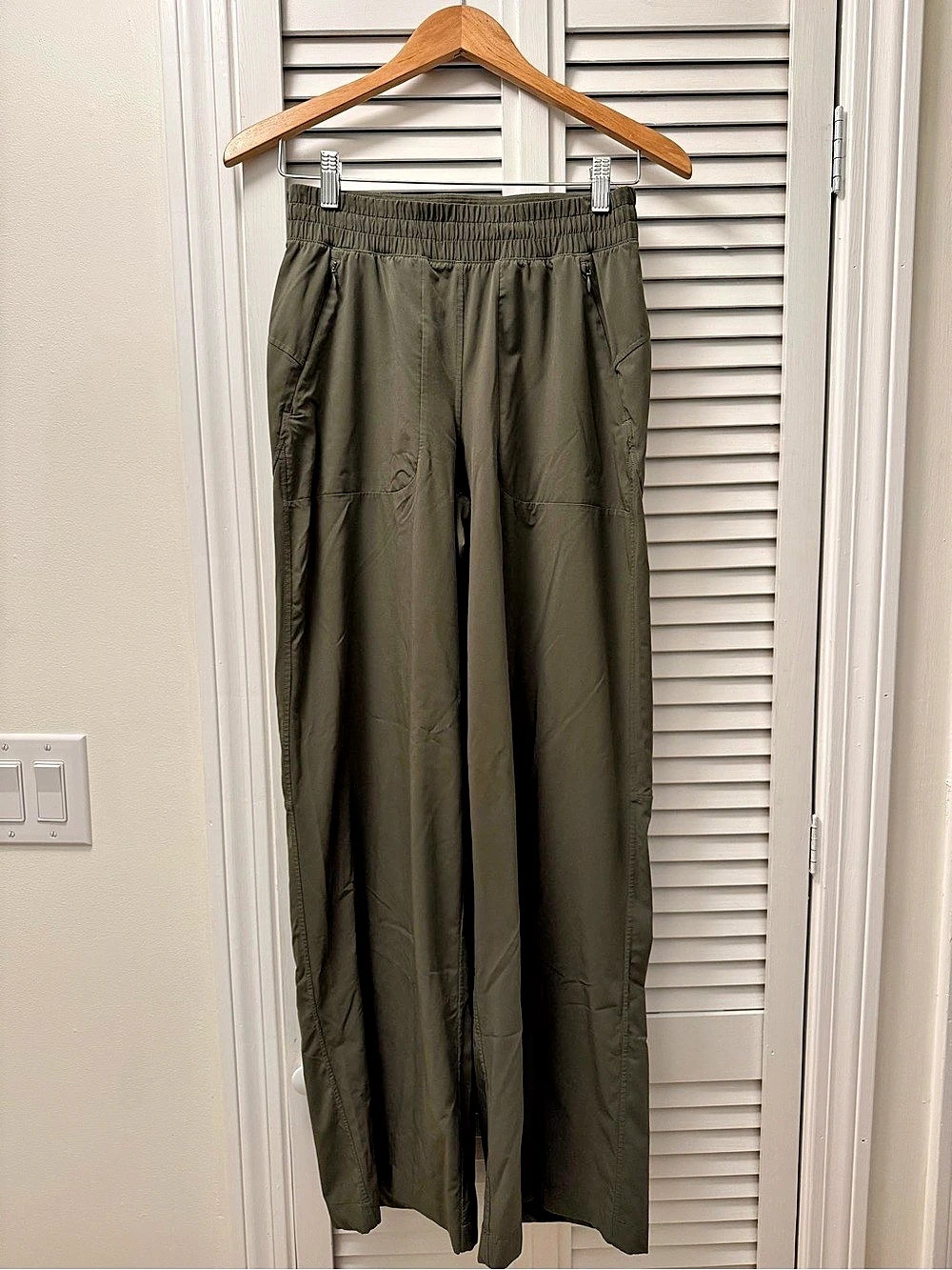 Lululemon Women’s Swift Mid-Rise Wide Leg Pant